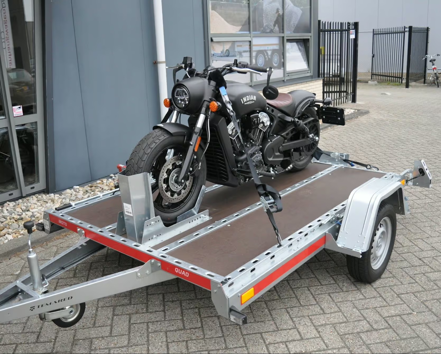 Motortransport van VD Bijgaart Services laadt een sportmotor
